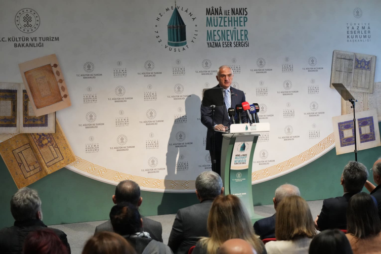 700 yıllık yazma eserler İstanbul'da bir araya geldi